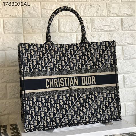 cartera christian dior precio|christian dior bags.